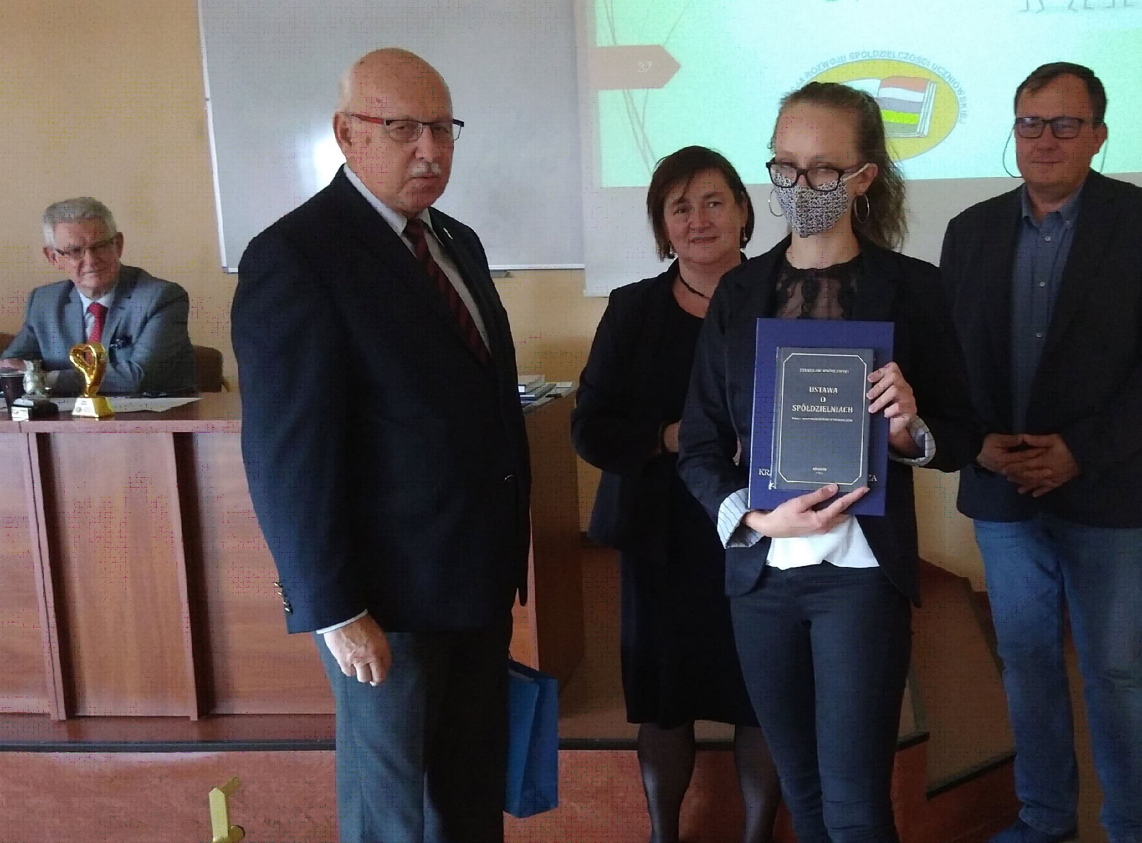 Wręczenie nagrody w&nbsp;konkursie literackim – “moja przygoda ze&nbsp;spółdzielnią uczniowską”
