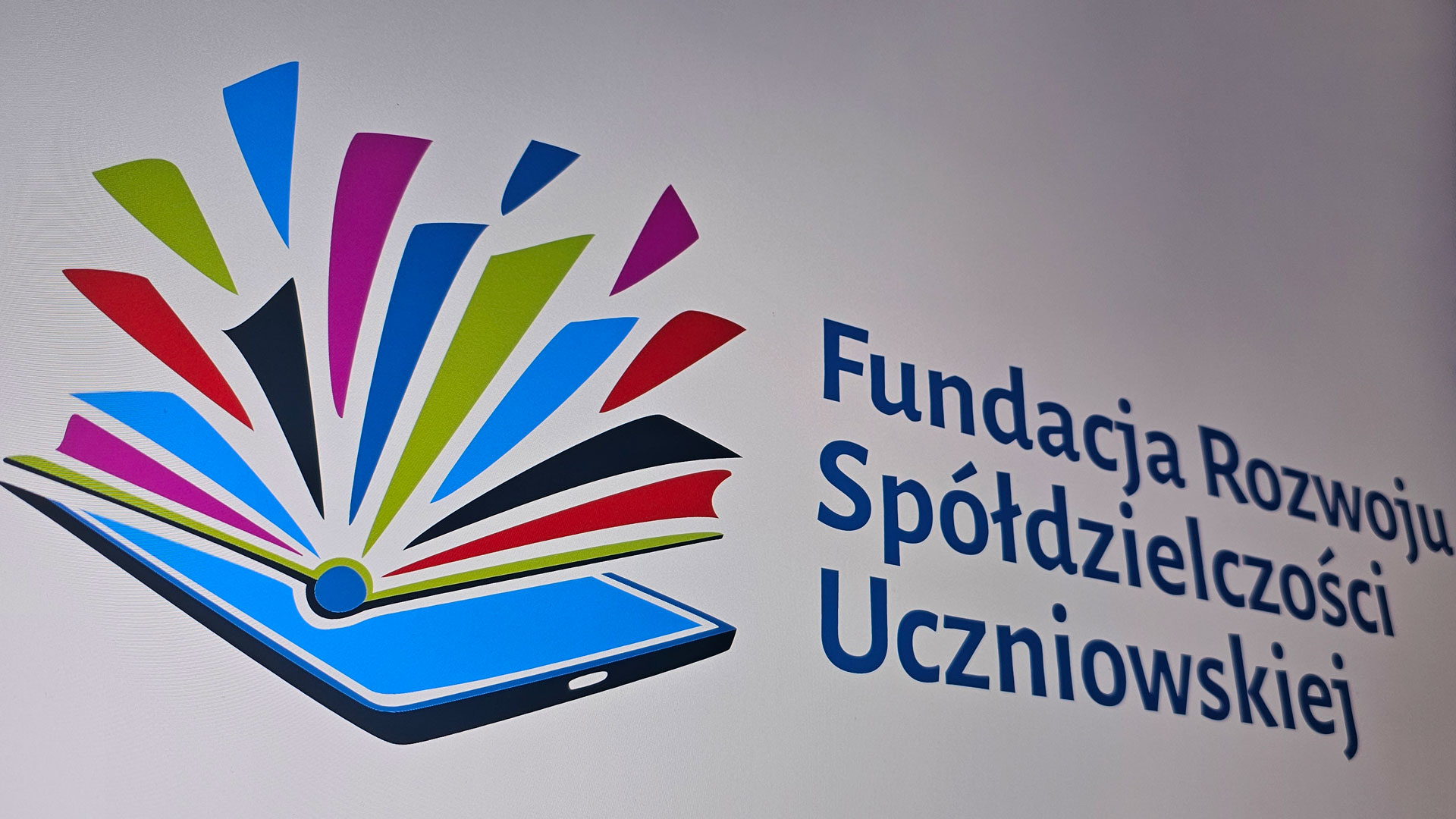 Logo - Fundacja Rozwoju Spółdzielczości Uczniowskiej - FRSU - Kolorowe