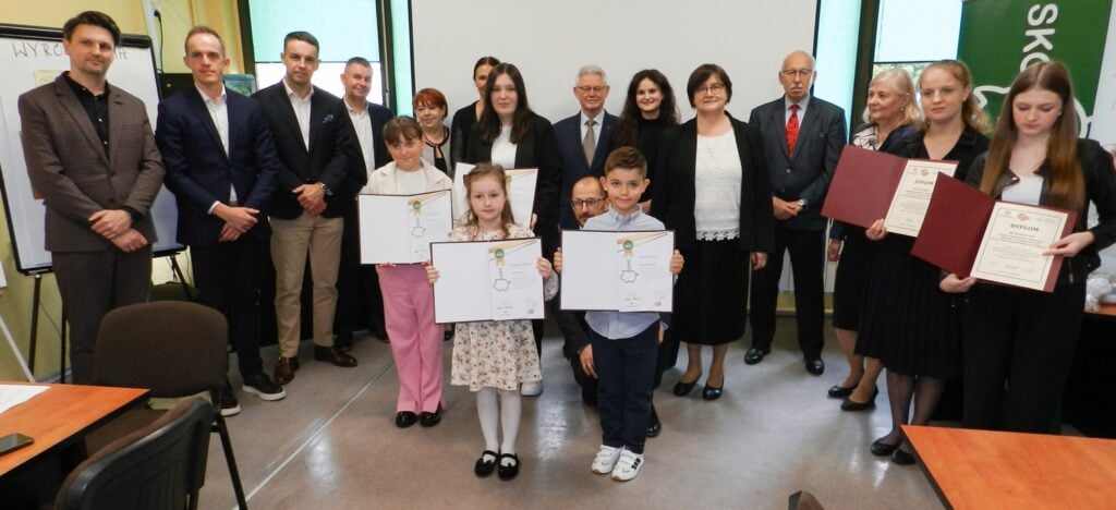 Młodzi oszczędzają aby realizować swoje marzenia - Gala wręczenia nagród laureatom konkursu SKO - Laureaci obydwu konkursów z dyplomami (na pierwszym planie)